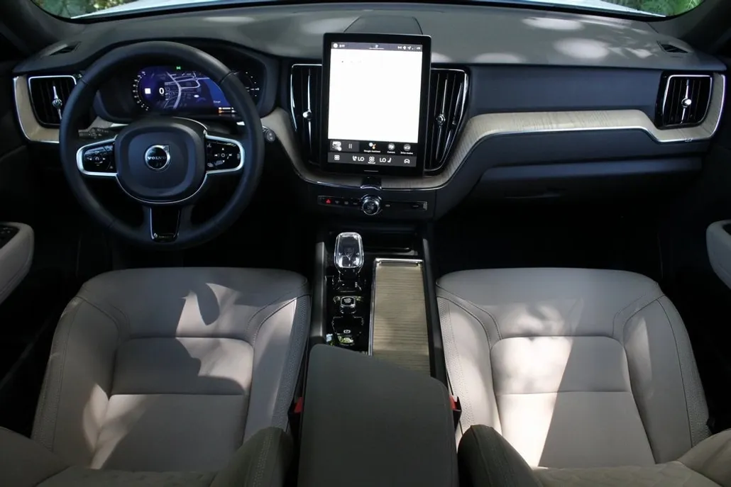 2026 Volvo XC60 Hybrid T8 Plus photo 1