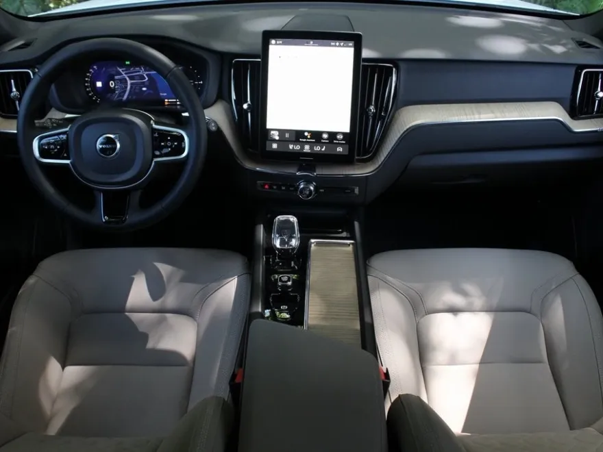 2026 Volvo XC60 Hybrid T8 Plus photo 1