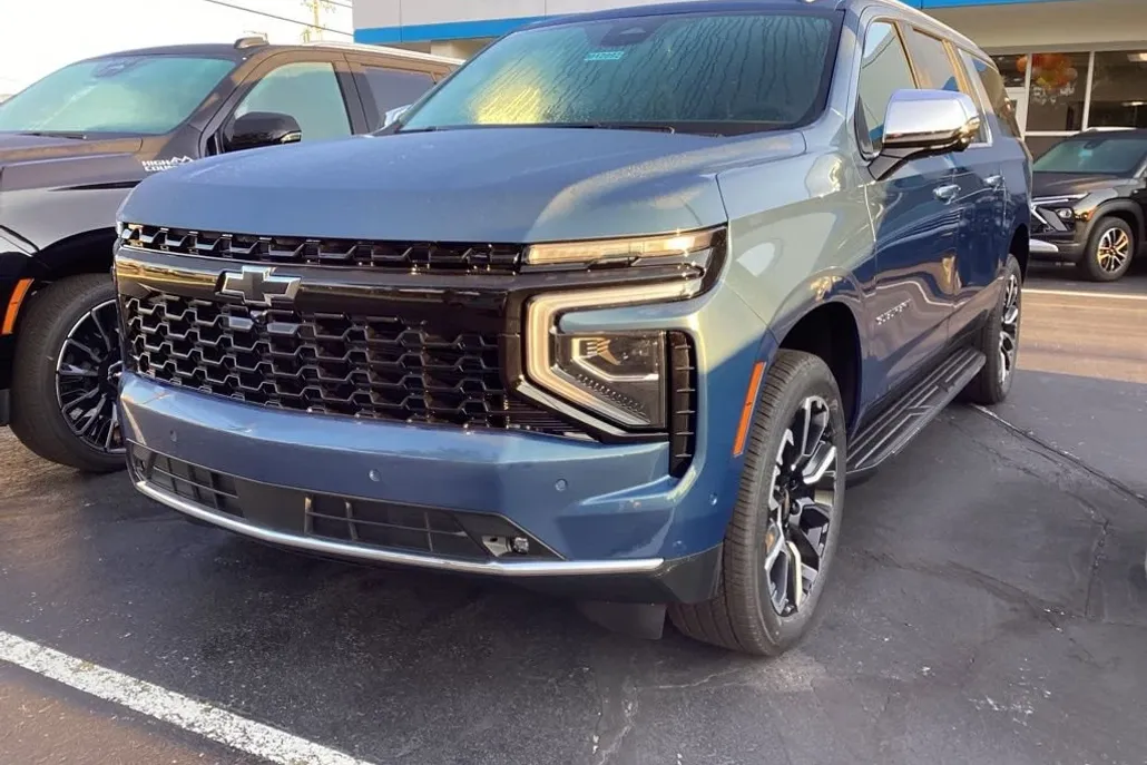 2025 Chevrolet Suburban Premier photo 1