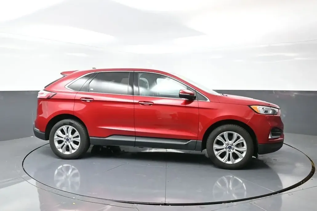 2021 Ford Edge Titanium photo 1