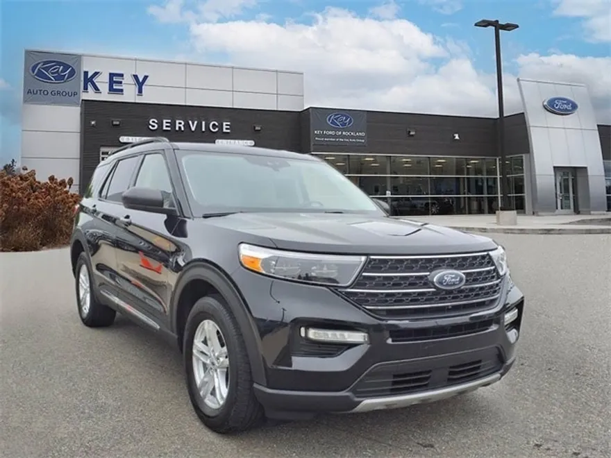 2023 Ford Explorer XLT photo 1