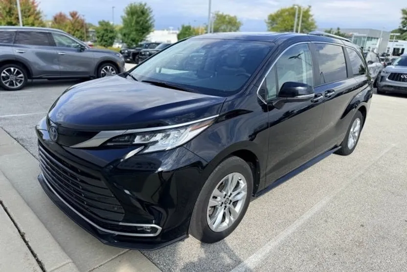 2024 Toyota Sienna Limited photo 1