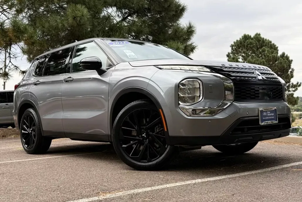 2022 Mitsubishi Outlander Black Edition photo 1