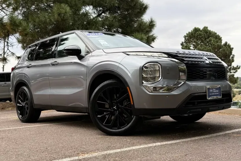 2022 Mitsubishi Outlander Black Edition photo 1