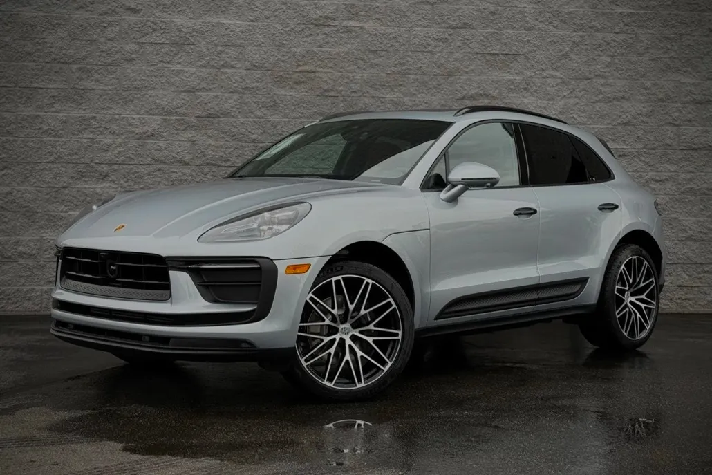 2025 Porsche Macan T photo 1