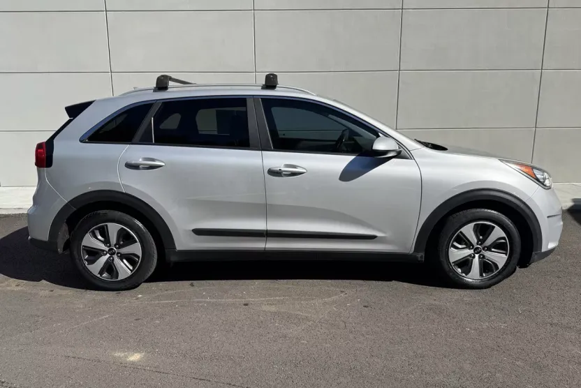 2017 Kia Niro LX photo 1