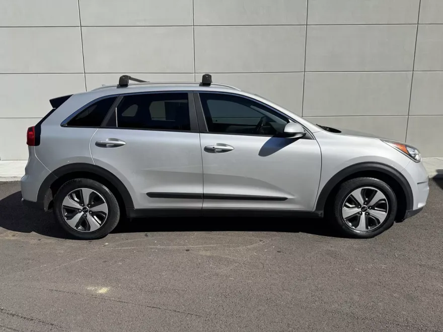 2017 Kia Niro LX photo 1