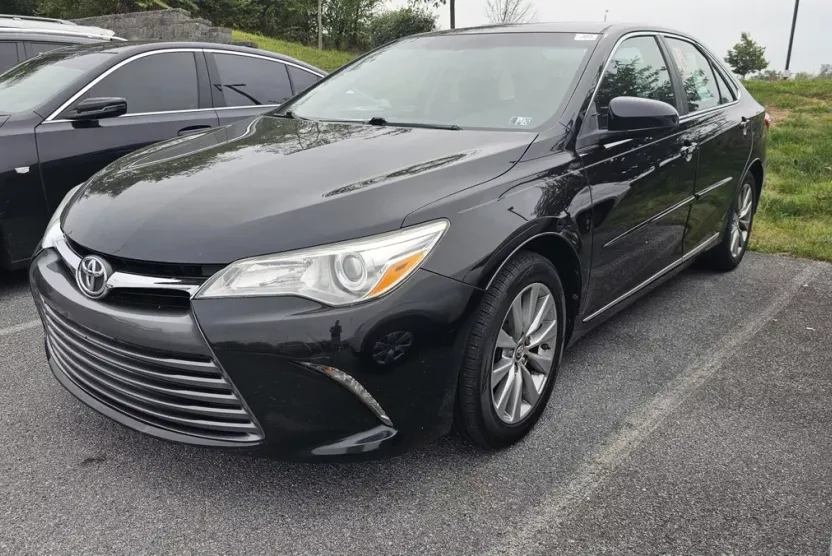 2017 Toyota Camry XLE photo 1