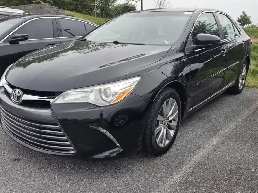 2017 Toyota Camry XLE photo 1