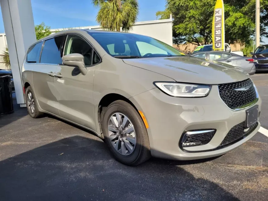 2023 Chrysler Pacifica Hybrid Touring L photo 1