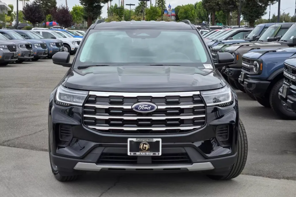 2025 Ford Explorer photo 1
