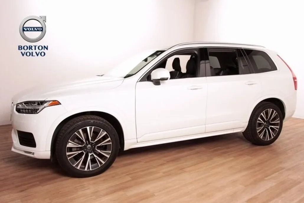 2022 Volvo XC90 T6 Momentum photo 1