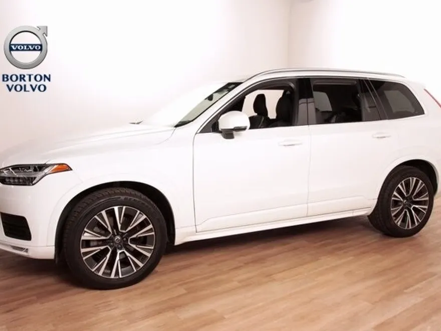 2022 Volvo XC90 T6 Momentum photo 1