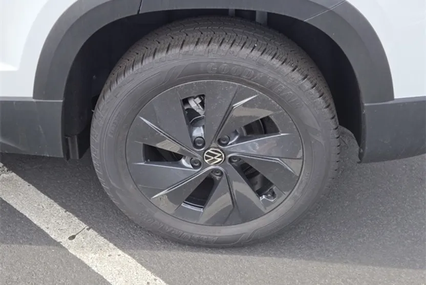 2025 Volkswagen Taos S photo 1