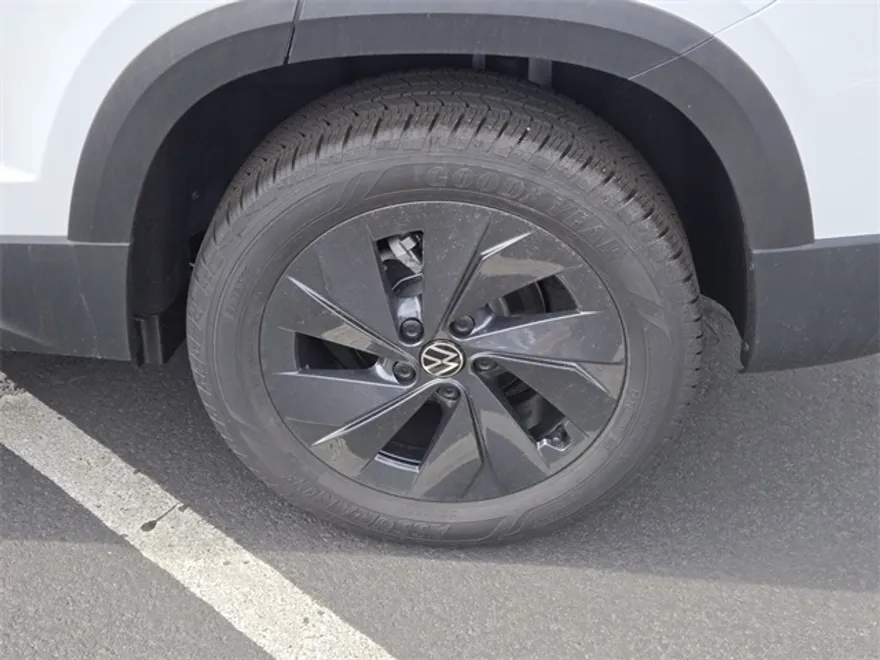 2025 Volkswagen Taos S photo 1