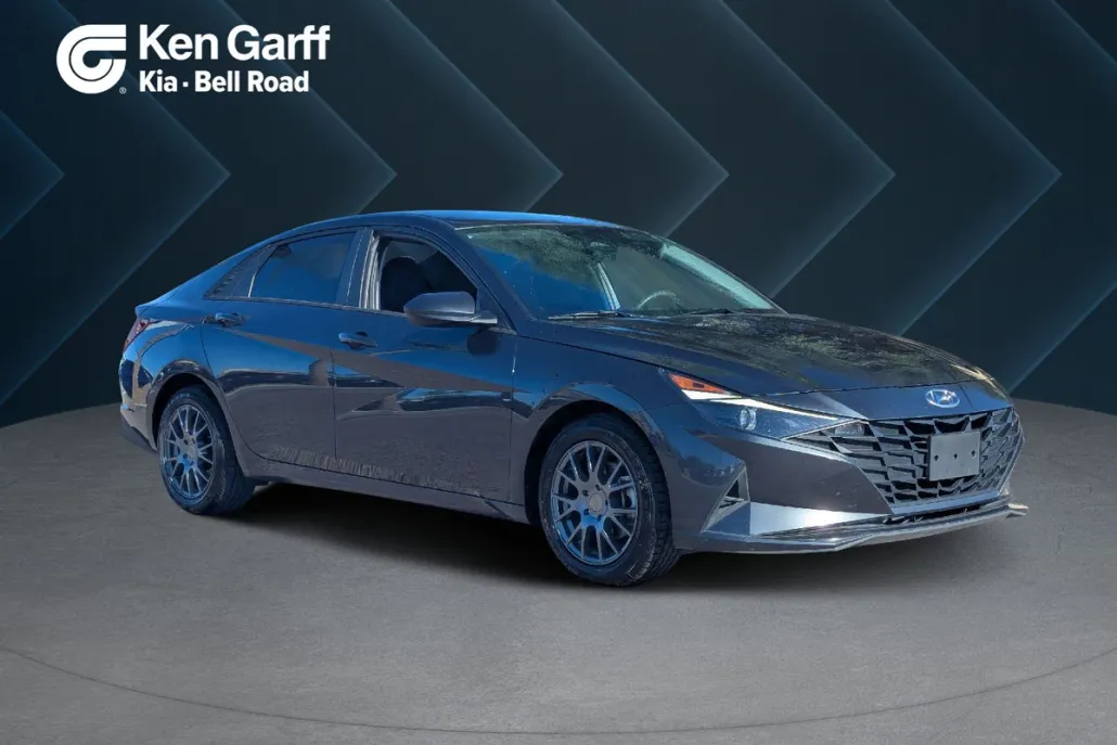 2022 Hyundai Elantra SEL photo 1