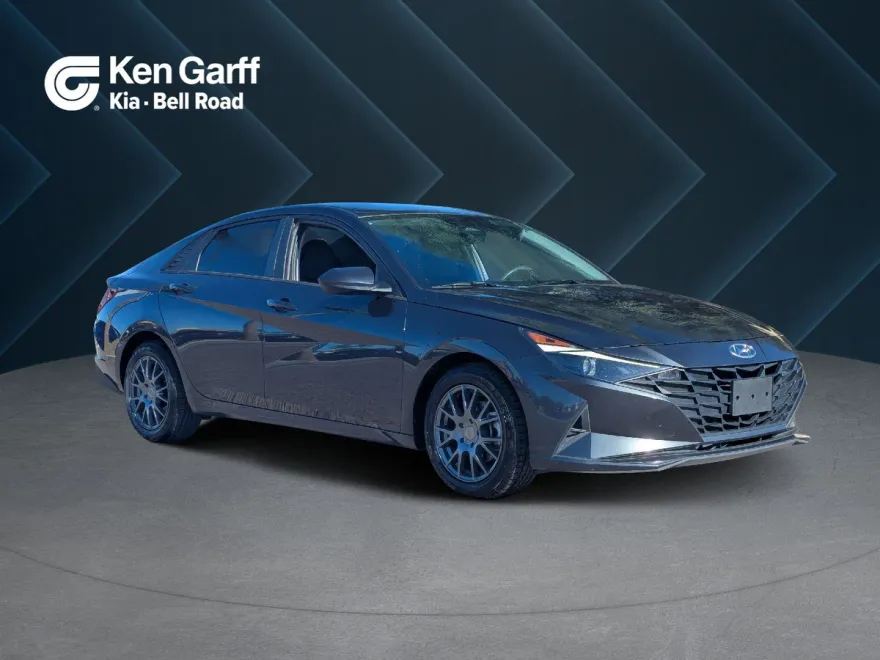 2022 Hyundai Elantra SEL photo 1