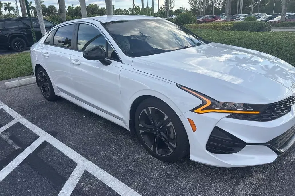 2022 Kia K5 GT-Line photo 1