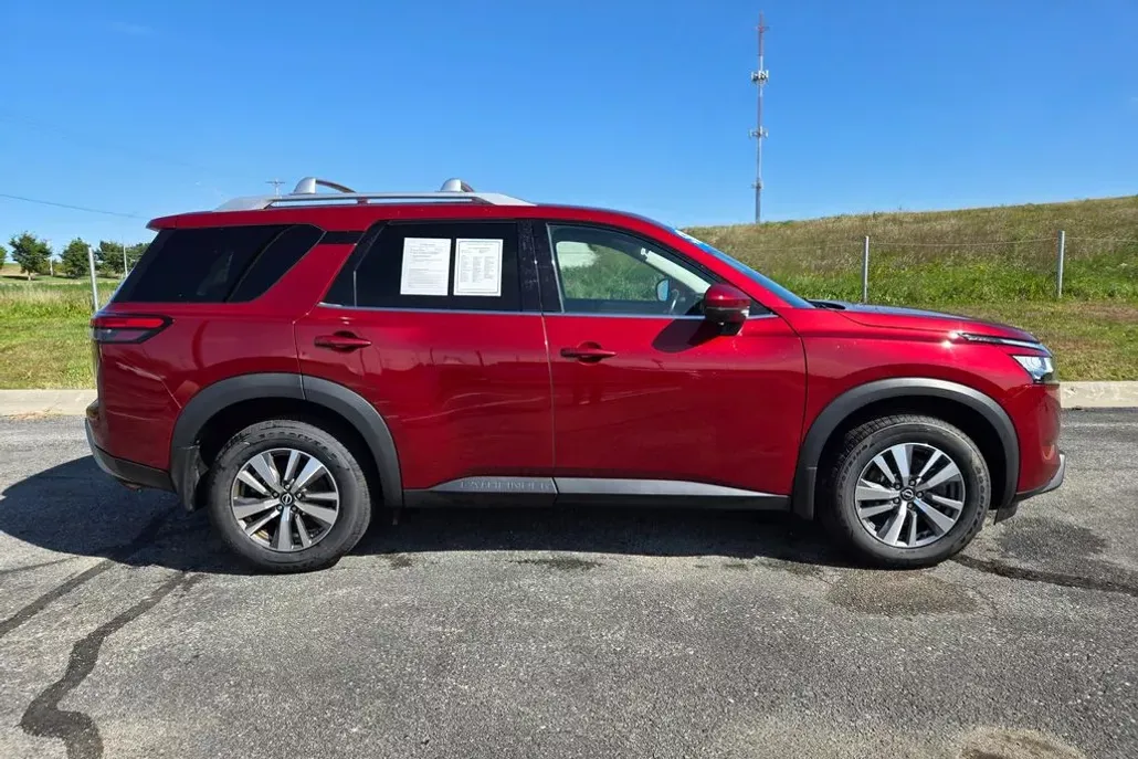 2022 Nissan Pathfinder SL photo 1