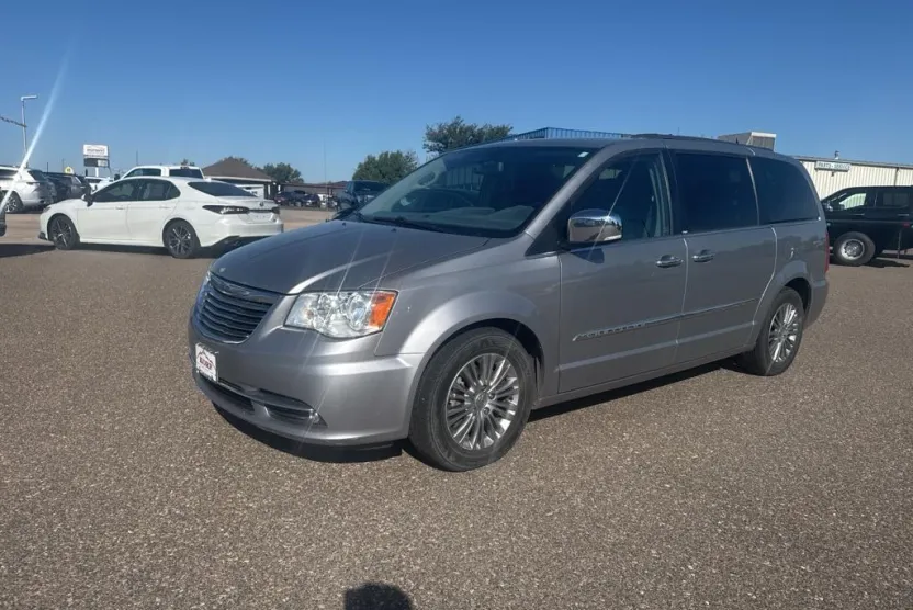2014 Chrysler Town & Country photo 1