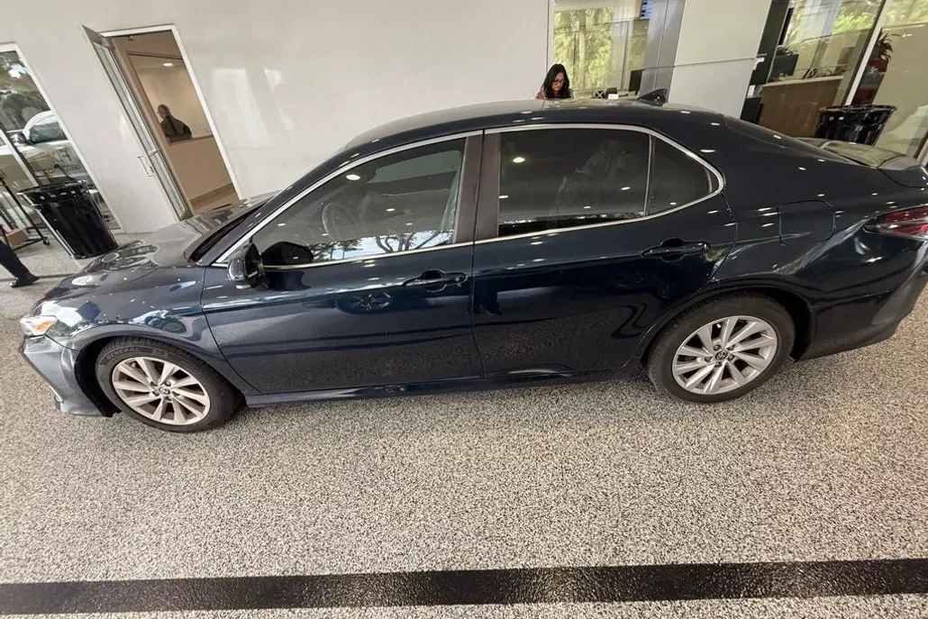 2021 Toyota Camry LE photo 1