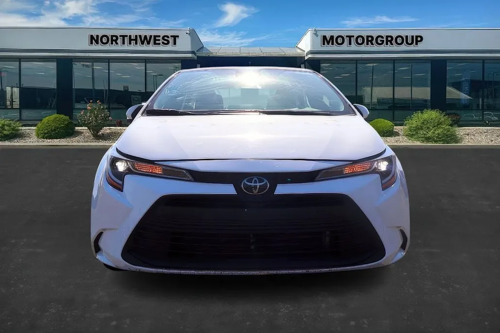 2024 Toyota Corolla LE photo 1