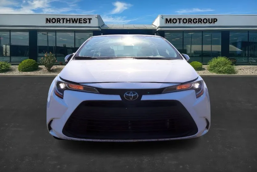 2024 Toyota Corolla LE photo 1