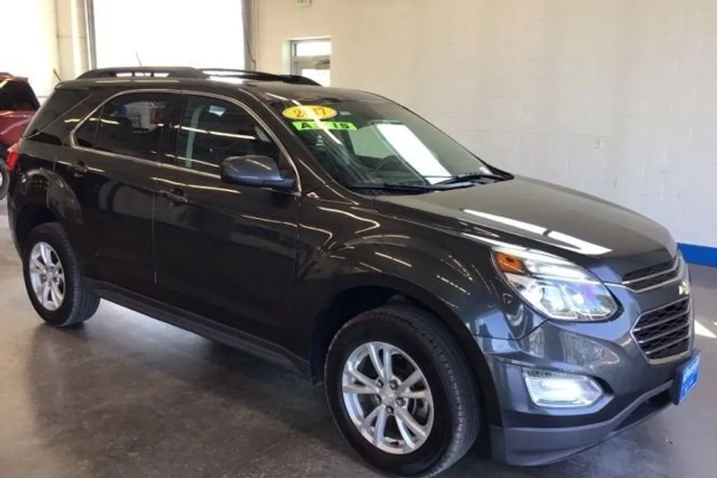 2017 Chevrolet Equinox LT photo 1