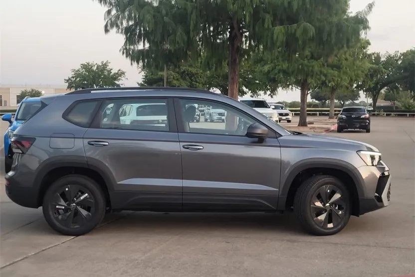 2025 Volkswagen Taos S photo 1