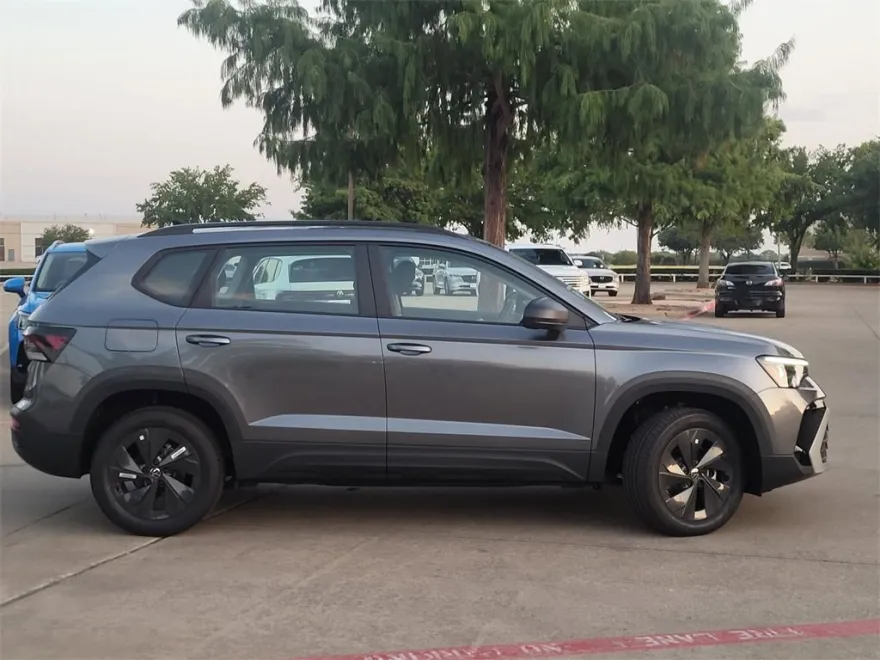 2025 Volkswagen Taos S photo 1