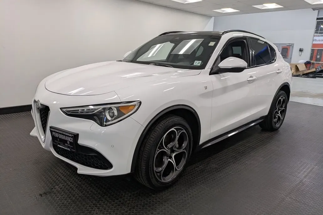 2022 Alfa Romeo Stelvio Ti photo 1
