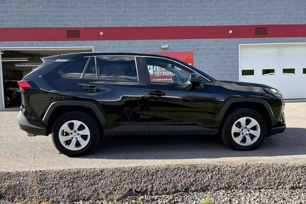 2024 Toyota RAV4 LE photo 1