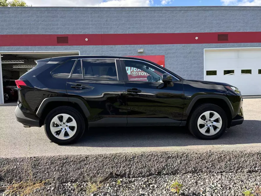 2024 Toyota RAV4 LE photo 1
