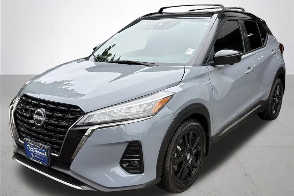 2023 Nissan Kicks SR photo 1