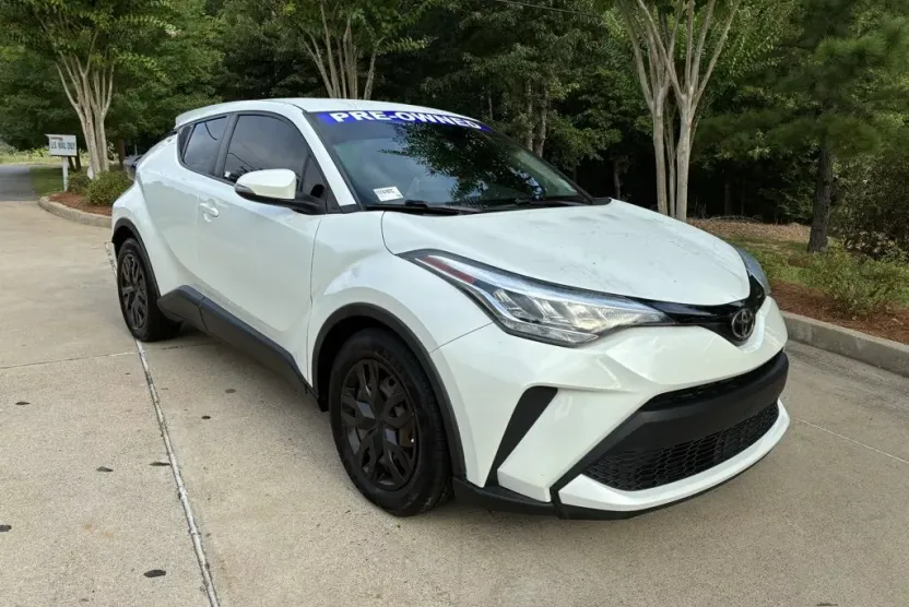 2020 Toyota C-HR LE photo 1