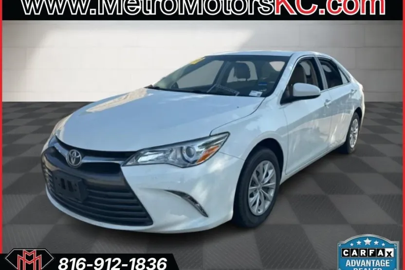 2016 Toyota Camry LE photo 1
