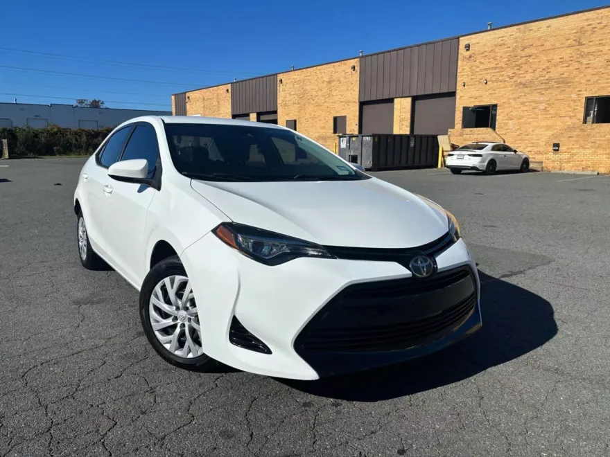 2018 Toyota Corolla L photo 1