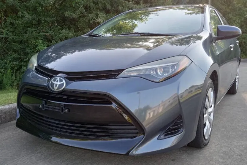 2017 Toyota Corolla LE photo 1
