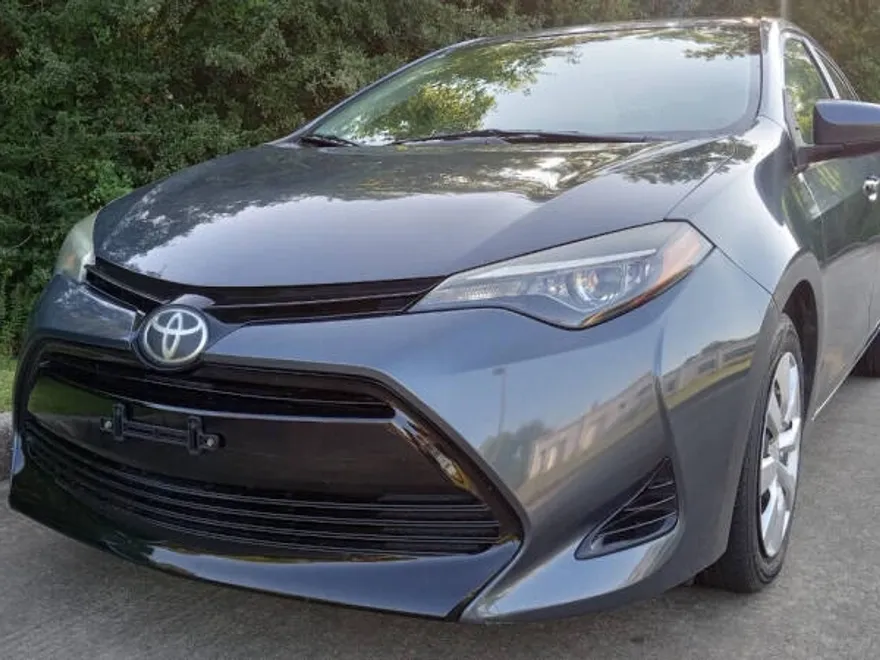 2017 Toyota Corolla LE photo 1