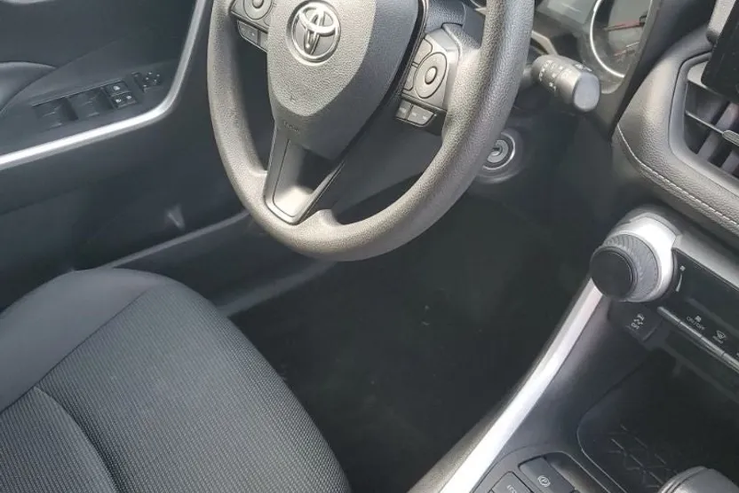 2021 Toyota RAV4 LE photo 1