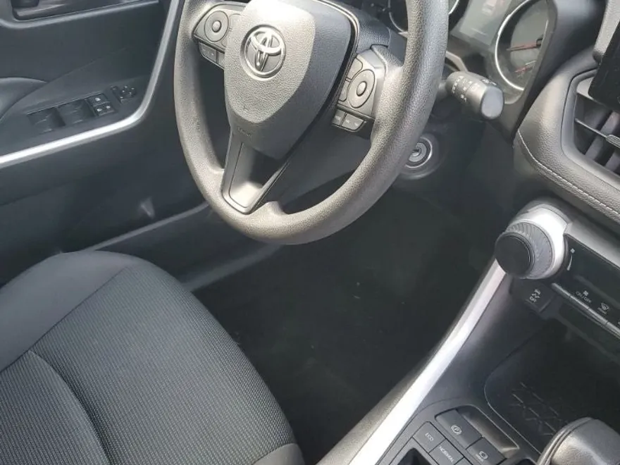 2021 Toyota RAV4 LE photo 1