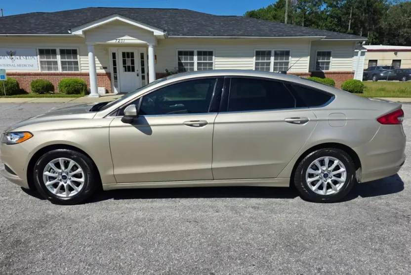 2017 Ford Fusion S photo 1