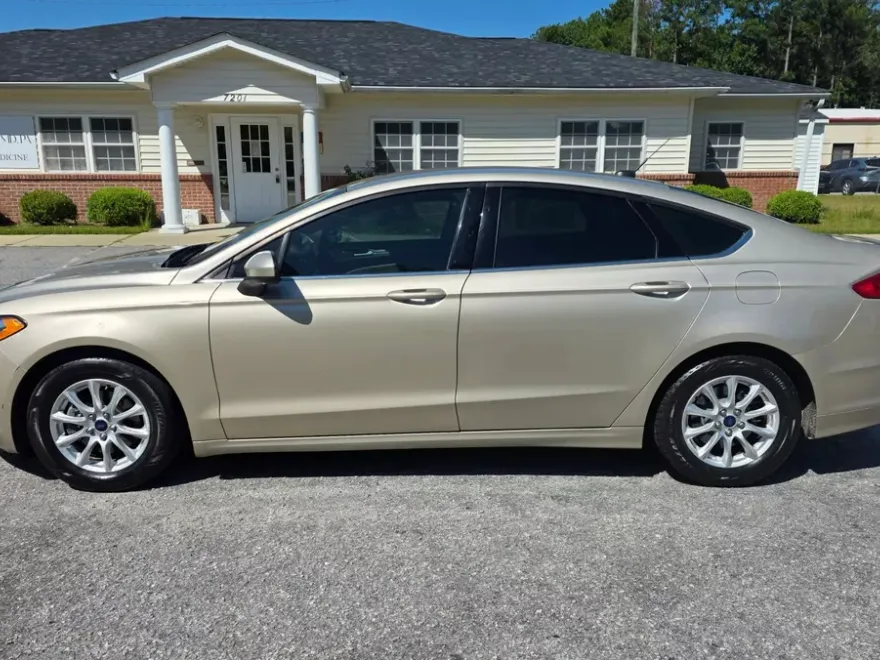 2017 Ford Fusion S photo 1