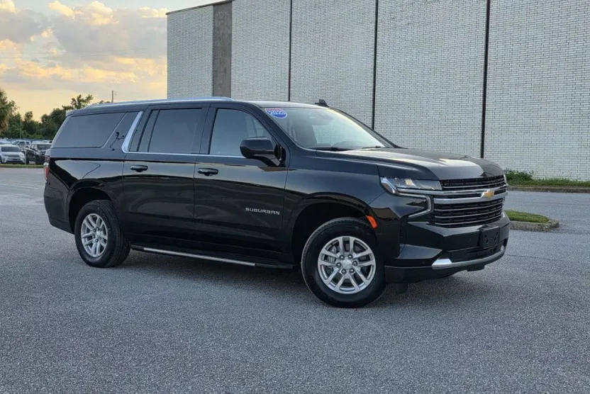 2023 Chevrolet Suburban LT photo 1