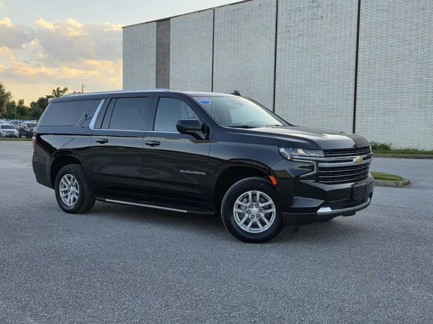 2023 Chevrolet Suburban LT photo 1