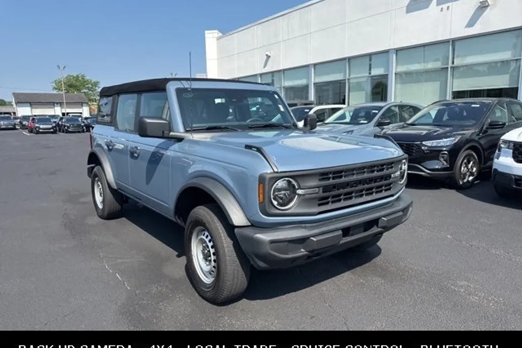 2023 Ford Bronco Base photo 1