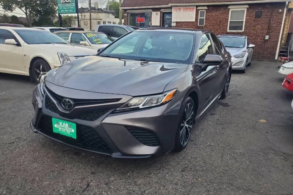 2019 Toyota Camry SE photo 1