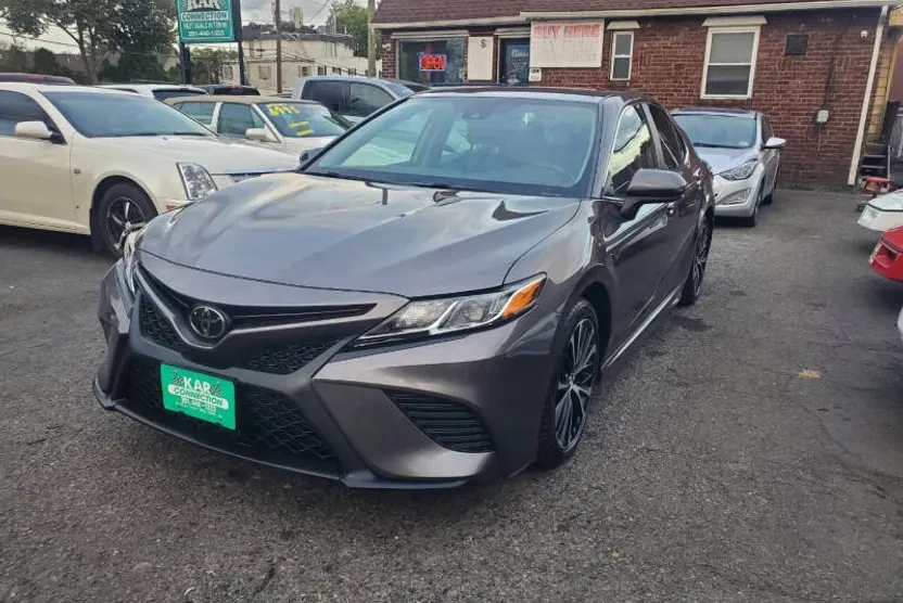 2019 Toyota Camry SE photo 1