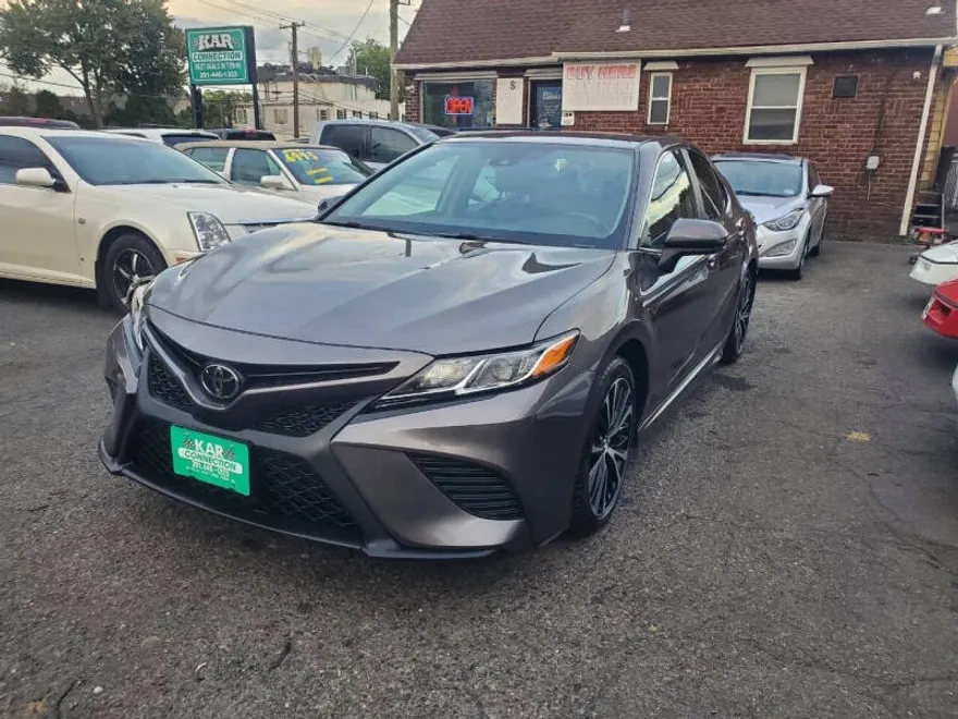 2019 Toyota Camry SE photo 1