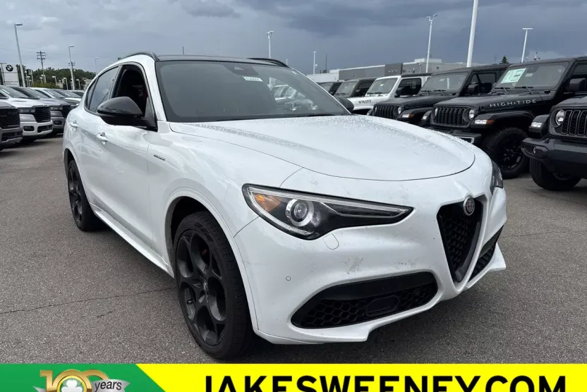 2023 Alfa Romeo Stelvio Ti photo 1